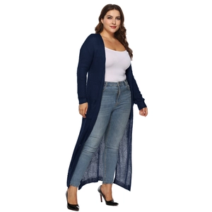 Dettaglio del cardigan lungo blu navy in maglia acrilica con trama traforata morbida