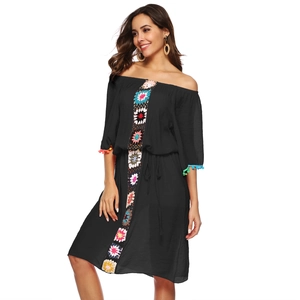 Robe de plage noire à épaules dénudées avec broderie florale colorée au crochet et glands
