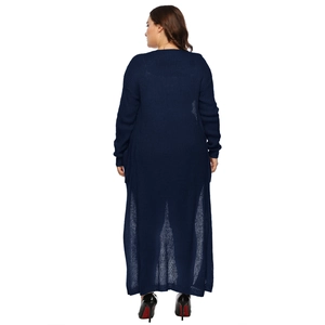 Vista posteriore del lungo cardigan blu navy in maglia grossa con trama traforata raffinata