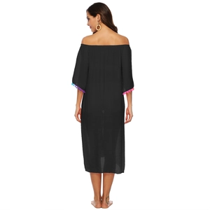 Vue détaillée du dos d'une robe de plage noire à épaules dénudées avec pompons colorés