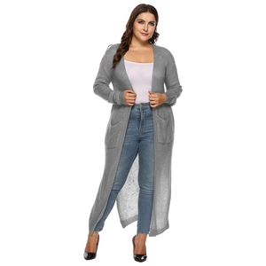 Cardigan lungo in maglia grigia con due tasche anteriori e vestibilità alla caviglia