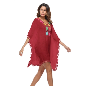 Copricostume bohémien bordeaux con ricami floreali colorati e rifiniture di frange