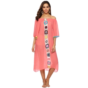 Robe midi bohème rose à épaules dénudées avec broderies florales en crochet et pompons colorés