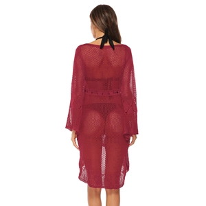 Vue arrière du cache-maillot en maille bordeaux avec texture ajourée et lien à la taille