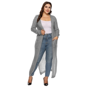 Dettaglio del cardigan lungo in maglia grigia con tasche laterali e design aperto sul davanti