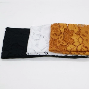 Ensemble de trois bandeaux en dentelle noire, blanche et jaune gingembre à fleurs