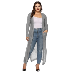 Vista frontale di un cardigan lungo grigio in maglia traforata con tasche laterali