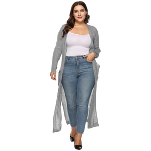 Dettaglio macro del cardigan lungo in maglia grigio medio con pratiche tasche laterali