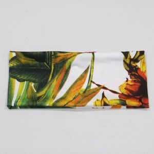 Fascia elastica per yoga con stampa a foglie tropicali e fiori su sfondo grigio