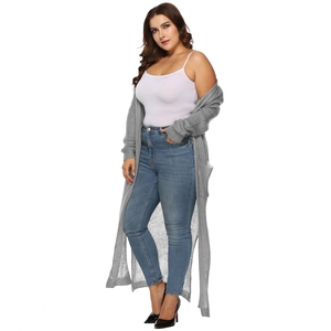 Lungo cardigan grigio in maglia per donna abbinato a canotta bianca e jeans blu