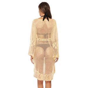 Détail du cache-maillot beige en crochet avec maille ajourée et manches évasées bohèmes