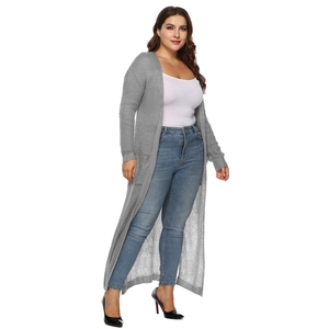 Dettaglio macro della trama del cardigan lungo grigio e design aperto alle caviglie