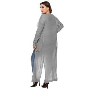 Lungo cardigan grigio a maglia con ampie tasche laterali e consistenza traspirante