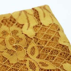 Bandeau en dentelle jaune moutarde avec motifs floraux ajourés pour le sport d'été