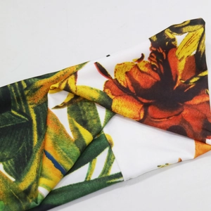 Dettaglio della stampa floreale tropicale su una fascia sportiva in tessuto bianco elastico
