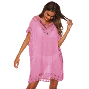 Détail de la robe de plage crochet rose avec col en V et motifs ajourés faits main