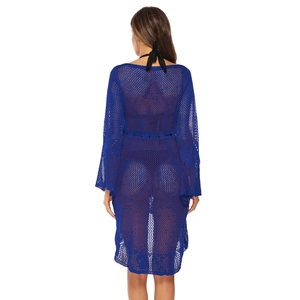 Vue détaillée du dos d'un cache-maillot en maille crochet bleu marine avec lien