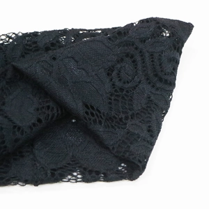 Gros plan détaillé du bandeau en dentelle noire avec motifs floraux ajourés complexes