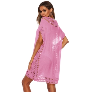 Gros plan sur les points de crochet roses et détails ajourés de la robe de plage col V