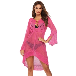 Détail de la tunique de plage crochet rose pêche montrant la maille ajourée et le style évidé