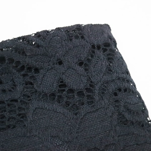 Gros plan détaillé de dentelle noire florale avec un motif de maille creuse complexe