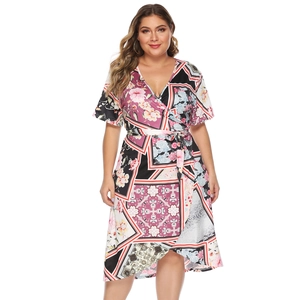 Vue détaillée de la robe portefeuille à imprimé floral avec col en V et style bohème