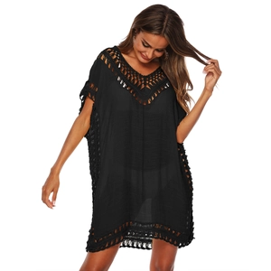 Détail du col en V avec dentelle au crochet sur robe de plage noire légère et ample