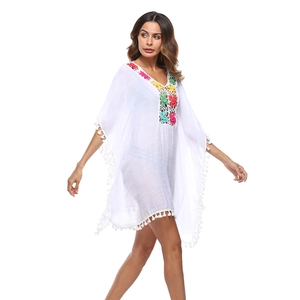 Copricostume bohémien bianco con ricami all'uncinetto colorati e dettagli di nappe