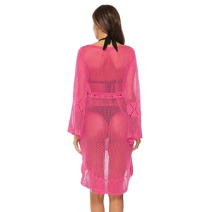 Détail du cache-maillot de plage crochet rose avec manches cloche et maille filet