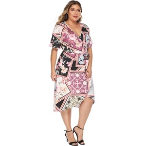 Détail de robe portefeuille grande taille avec imprimé floral vintage et ceinture