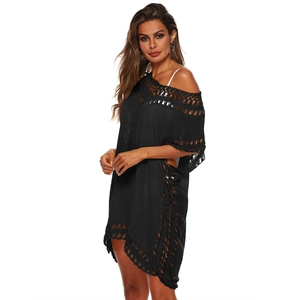 Détail de la texture en crochet noir et des franges sur le cache-maillot de plage évidé