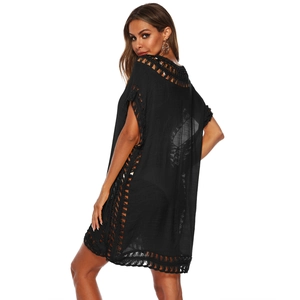 Robe de plage noire chic au crochet ajouré avec col en V et coupe décontractée