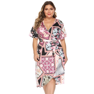 Robe mi-longue à imprimé fleuri avec col en V profond et taille nouée au style vintage