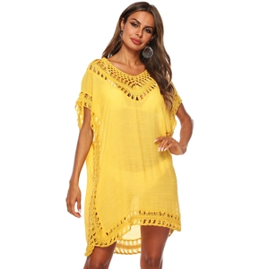 Détails des motifs au crochet sur cette robe de plage jaune vif avec col en V profond