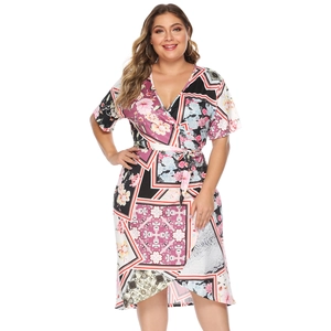 Robe portefeuille mi-longue à fleurs rétro avec col en V, manches courtes et lien à la taille