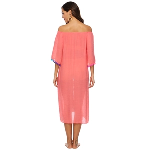 Robe de plage rose à épaules dénudées avec crochet et détails de pompons sur les manches
