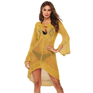 Détail d'un cache-maillot au crochet gingembre avec col en V et manches évasées chic