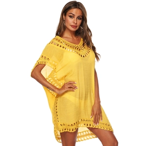 Détails du crochet ajouré et des pompons sur le cache-maillot de plage jaune