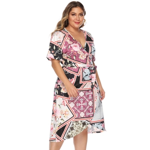 Détail de la robe portefeuille à col en V avec imprimé floral et ceinture nouée