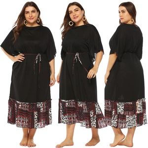 Vue détaillée de la robe noire grande taille avec manches chauve-souris et imprimé ethnique