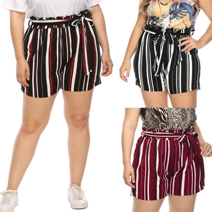 Détail de short rayé à taille haute avec ceinture élastique et nœud papillon décoratif