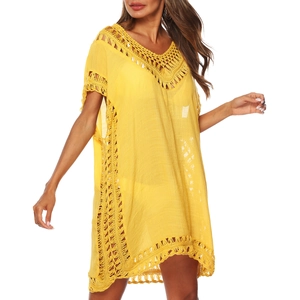 Détails au crochet jaune sur une robe de plage ajourée avec un col en V profond et élégant