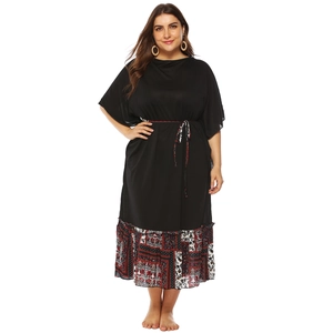 Détail d'une robe noire grande taille avec imprimé ethnique et taille haute nouée