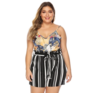 Détails de l'ensemble grande taille avec haut floral col en V et short rayé à nœud