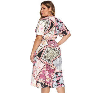 Robe midi grande taille à col en V avec imprimé patchwork coloré et coupe d'été fluide