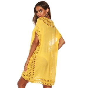 Détails de dentelle crochetée et fentes latérales sur cette robe de plage jaune à col V