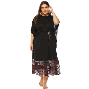 Vue détaillée robe longue grande taille noire avec ourlet imprimé ethnique et ceinture nouée