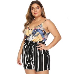 Détail du short rayé avec ceinture à nœud d'un ensemble d'été tropical deux pièces