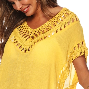 Détail de la tunique de plage jaune avec col en V et dentelle au crochet style bohème