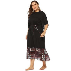 Détail d'une robe maxi grande taille à manches chauve-souris avec imprimé ethnique et lien